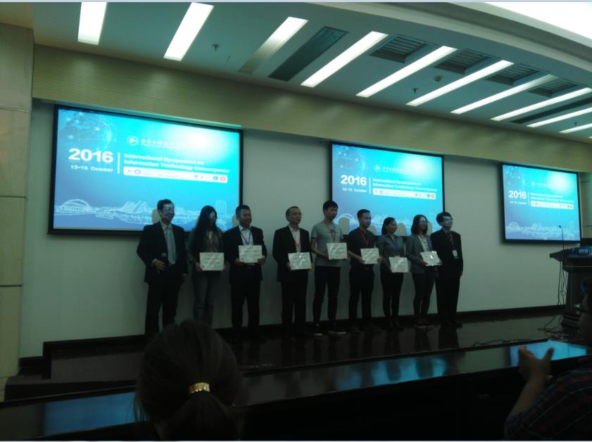 图像团队老师袁非牛教授，阙越(硕士)（左4，左5）会议领奖现场