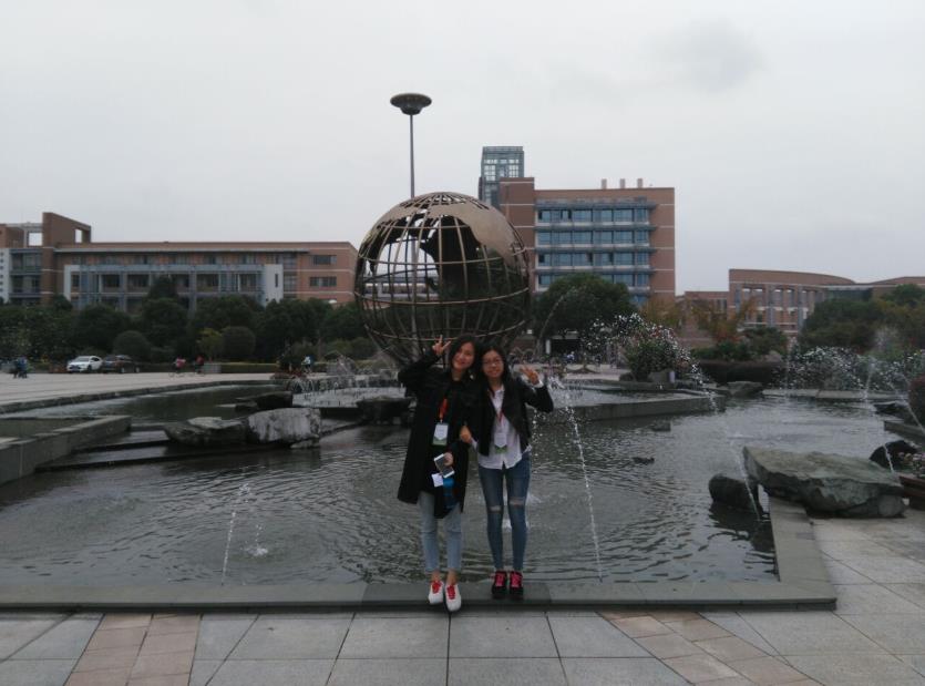 团队成员丁敏（硕士）、周宇（硕士）（右一、右二）在上海工程技术大学合照）