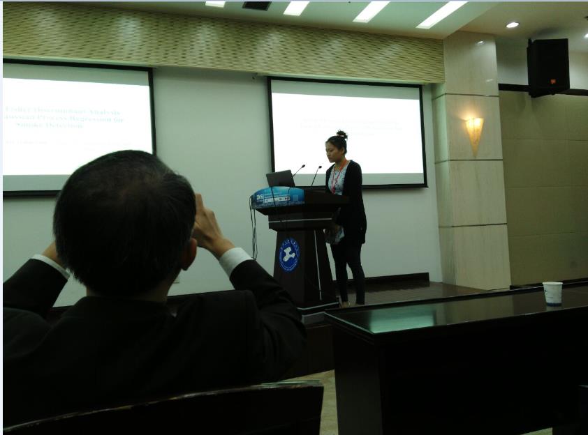 团队成员夏雪（攻读博士学位）会议上展示成果