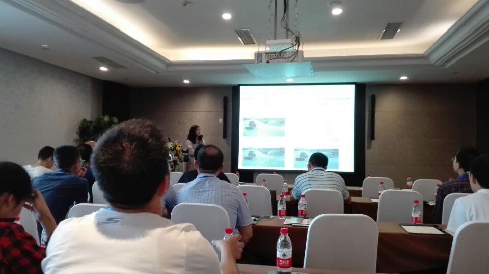 参会人员在现场做成果展示