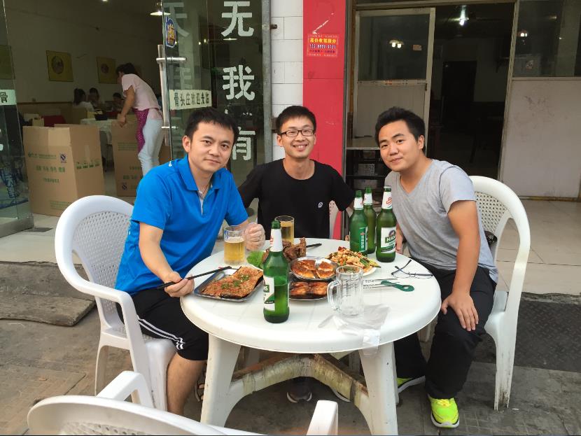 团队成员费风长（正在攻读博士学位）、张驰（硕士）、鄢杰斌（硕士）（左一、左二、左三）品尝西安美食