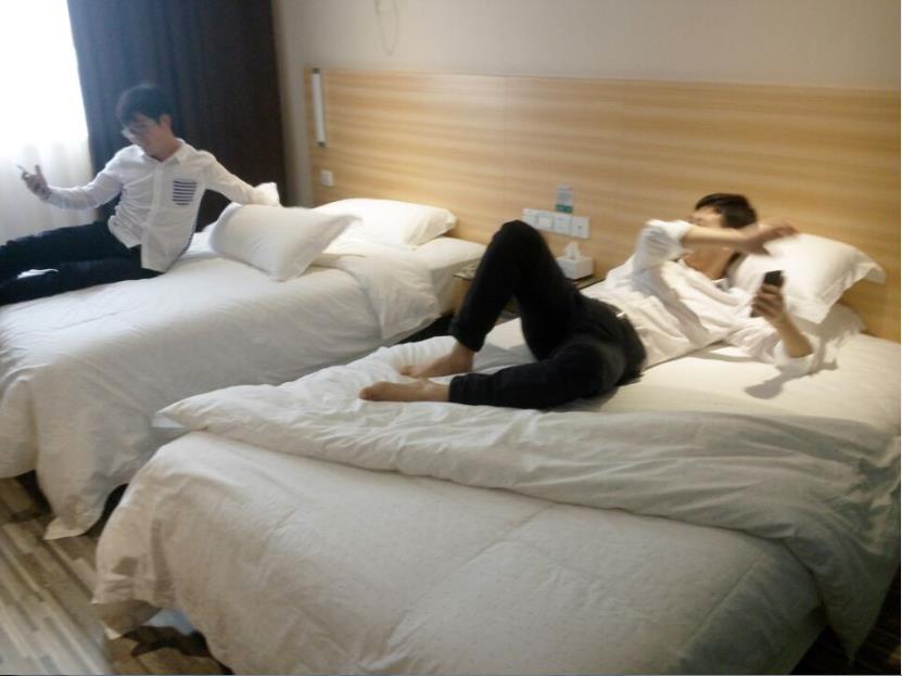 图像团队成员阙越（硕士）、万伟国（硕士，现在韩国全北国立大学攻读博士学位）在宾馆休息