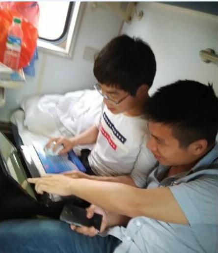 图像团队成员黄旋（硕士）、万伟国（硕士，现在韩国全北国立大学攻读博士学位）参加会议途中不忘学术讨论