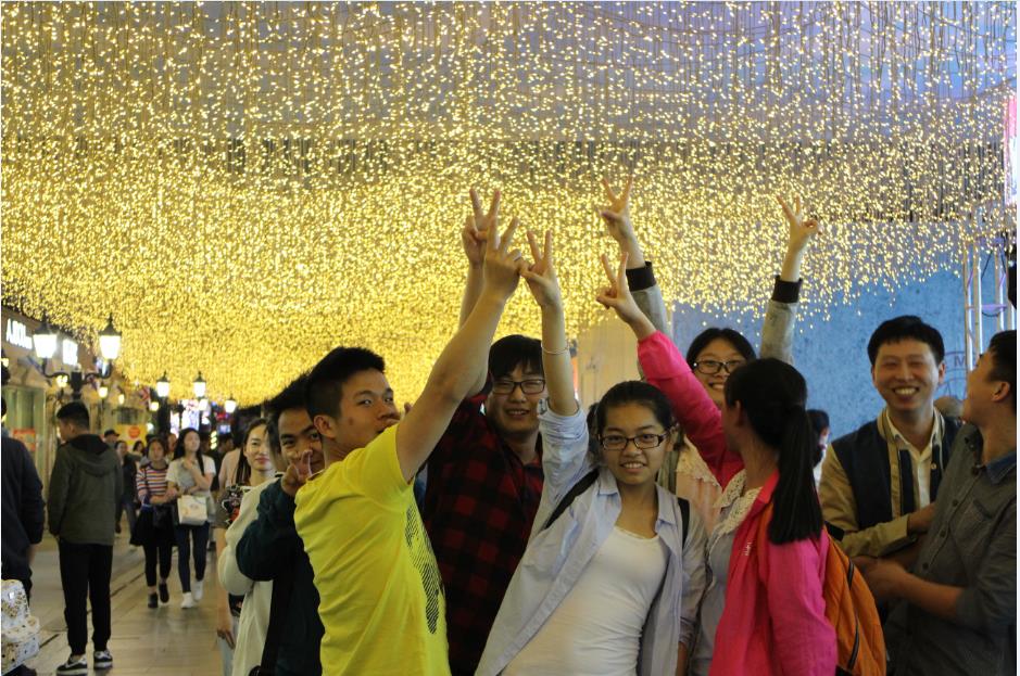 图像团队成员武汉游玩合照（左起分别为鄢杰斌、黄旋、陈升、丁敏、杨梅、唐甜甜、阙越、孙俊，均为硕士研究生）
